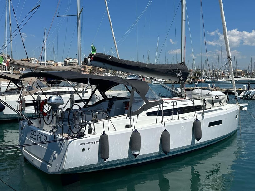 Rome Sailboat 3 cabin 6 berths 8 guests 11.22 m Listing Number: #23833