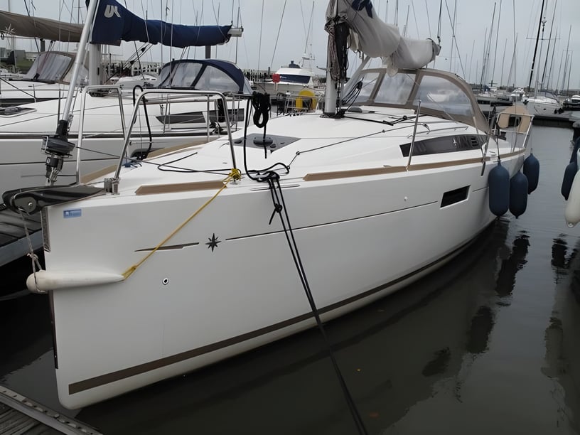 Nieuwpoort Sailboat 3 cabin 8 berths 8 guests 10.34 m Listing Number: #2384