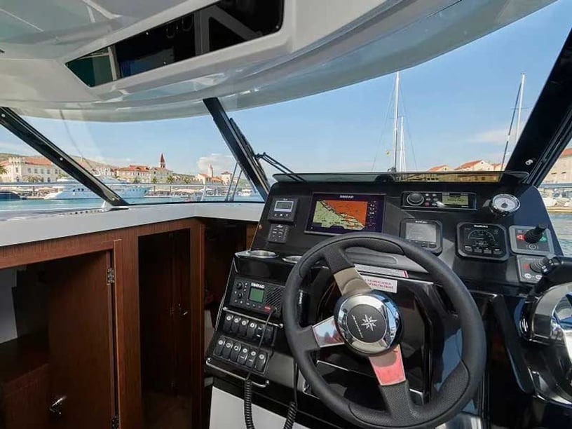 Trogir Bateau à moteur Cabine 3  Couchettes 8  Invités 8  10.45 m Numéro de l'annonce: #23854 5