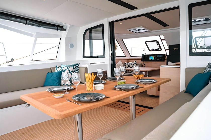 Punat Catamaran Cabine 4  9  slaapplaatsen 9  gasten 11.99 m Lijstnummer: #23872 3