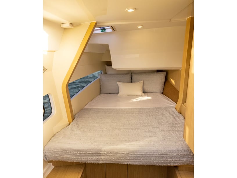 Cannigione Catamaran Cabine 1  Couchettes 2  Invités 22  9.86 m Numéro de l'annonce: #23880 2