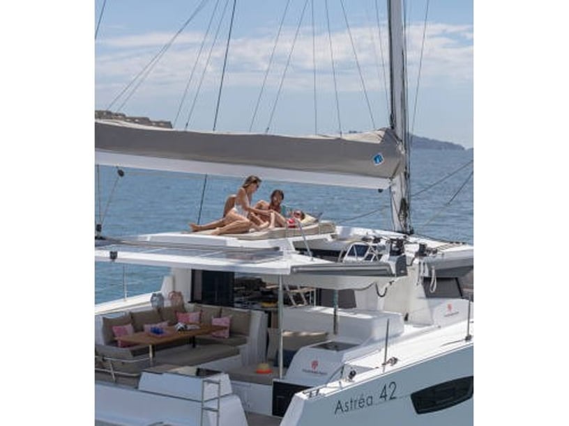 Olbia Catamaran Cabine 4  Couchettes 9  Invités 9  12.58 m Numéro de l'annonce: #23883