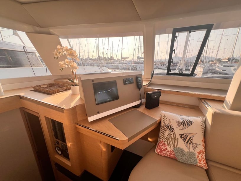 Olbia Catamaran Cabine 4  Couchettes 8  Invités 8  12.58 m Numéro de l'annonce: #23883 3