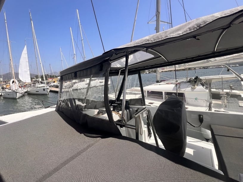 Olbia Catamaran Cabine 4  Couchettes 8  Invités 8  12.58 m Numéro de l'annonce: #23883 5