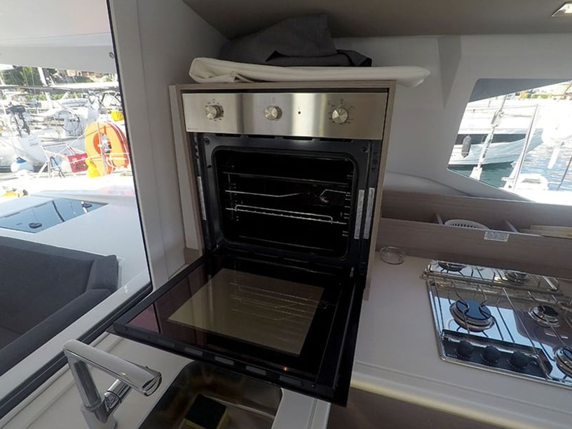 Šibenik Catamaran 6 cabin 12 berths 12 guests 12.58 m Listing Number: #23897 4