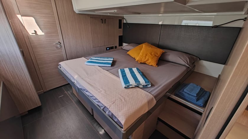 Salerno Motoryacht 4 Kabine 8 Liegeplätze 14 Gäste 14.79 m Nummer des Inserats: #23911 4