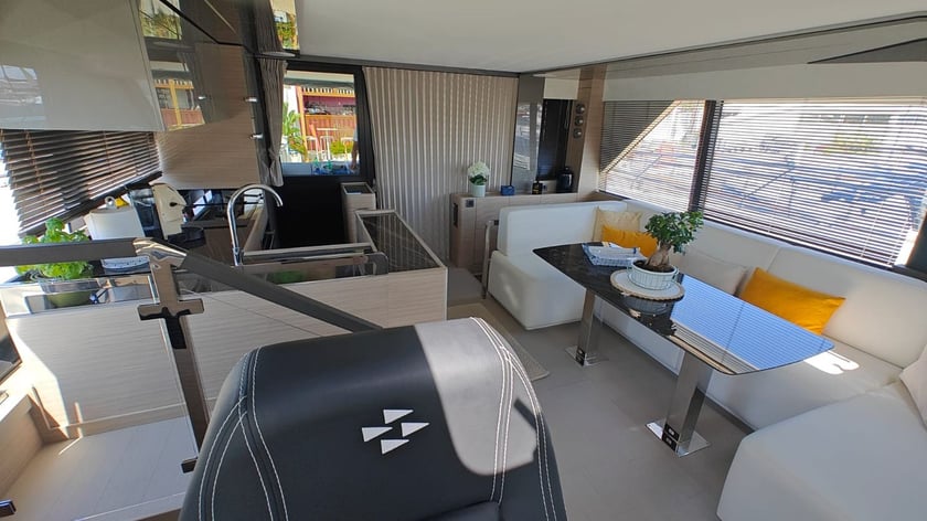 Salerne Yacht à moteur Cabine 4  Couchettes 8  Invités 14  14.79 m Numéro de l'annonce: #23911 3