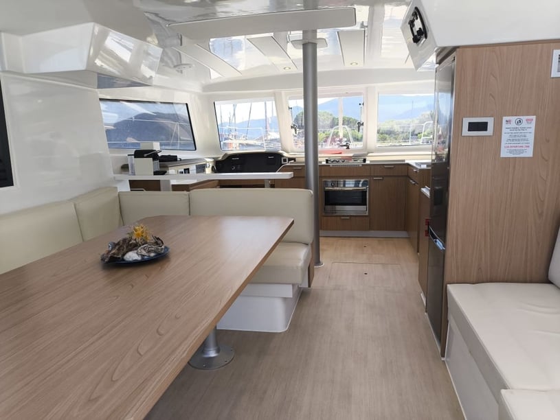 Nydri Catamaran Cabine 4  12  slaapplaatsen 12  gasten 12.31 m Lijstnummer: #23916 2