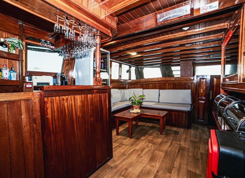 Malé Gulet 6 cabin 12 berths 12 guests 30.48 m Listing Number: #23952 4