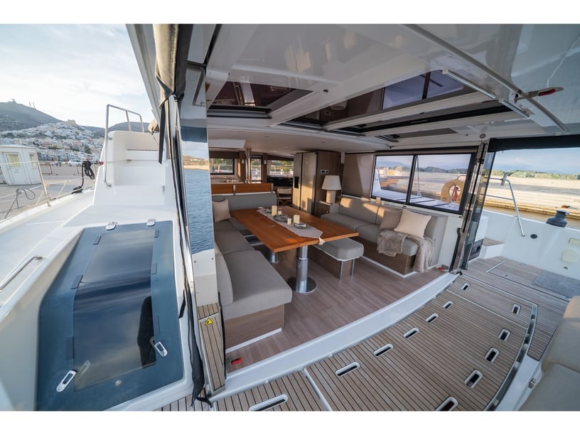 Paros Catamaran Cabine 5  Couchettes 8  Invités 12  14.28 m Numéro de l'annonce: #23967