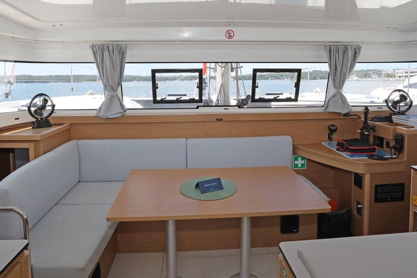 Pula Katamaran 4 kabin Konaklama 8 kişi Seyir 12 kişi 11.33 m İlan No: #24066 4