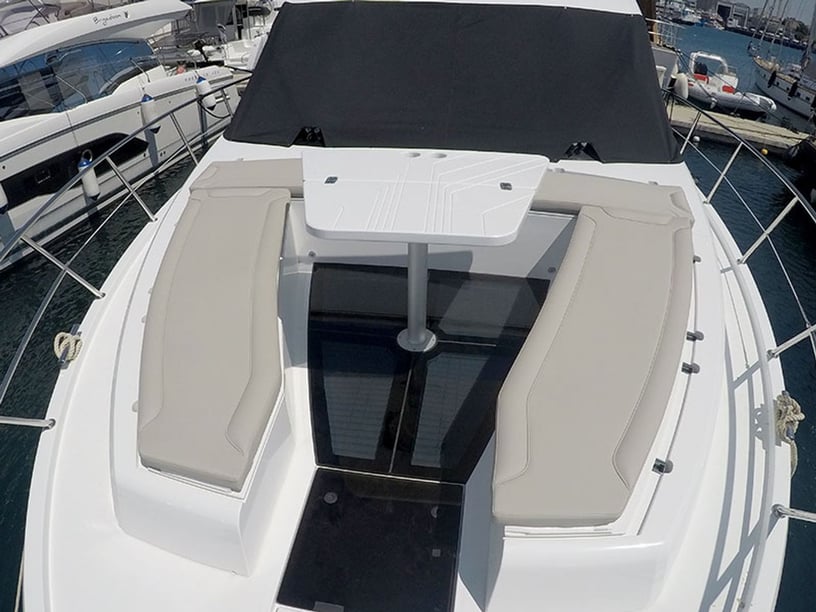 Sibenik Bateau à moteur Cabine 3  Couchettes 8  Invités 14  14.35 m Numéro de l'annonce: #24069 4