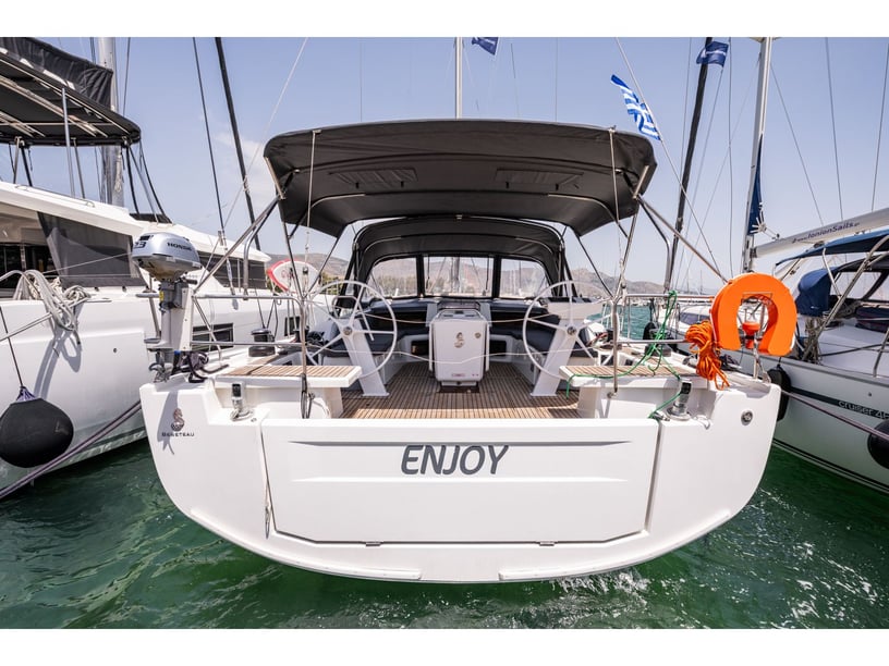 Nea Peramos - Attica Zeilboot Cabine 6  12  slaapplaatsen 12  gasten 15.94 m Lijstnummer: #24074