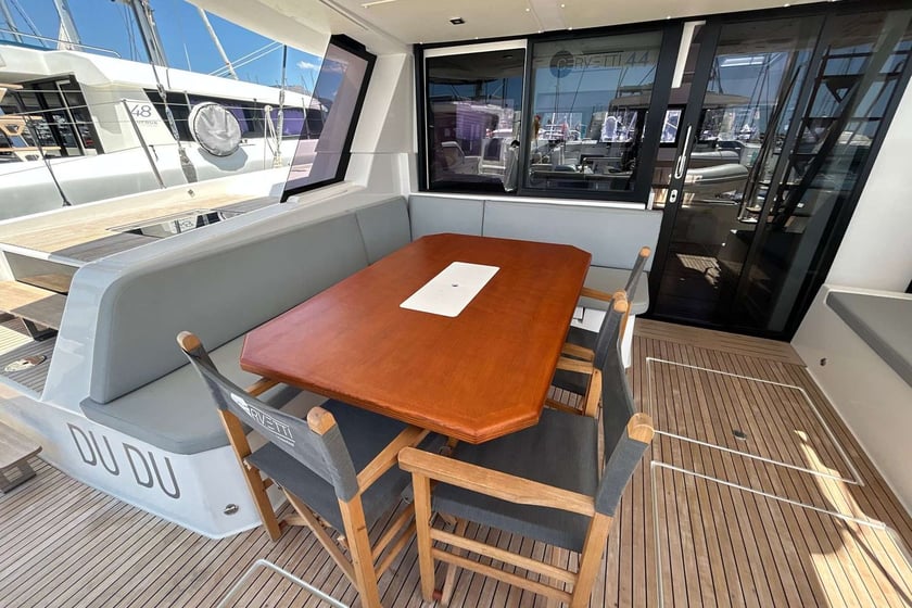 Salerno Katamaran 4 Kabine 8 Liegeplätze 10 Gäste 13.42 m Nummer des Inserats: #24128 4