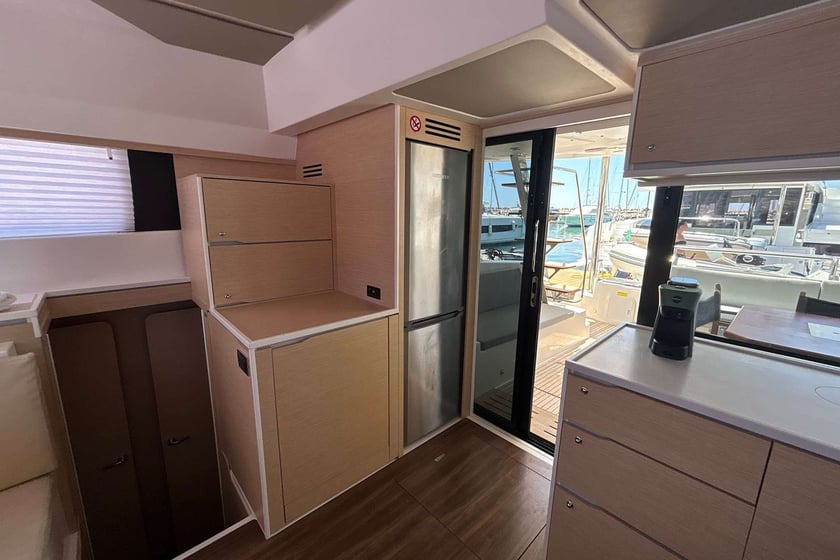 Salerno Katamaran 4 Kabine 8 Liegeplätze 10 Gäste 13.42 m Nummer des Inserats: #24128 3