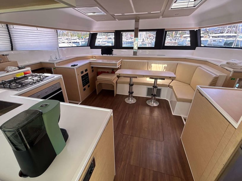 Salerno Katamaran 4 Kabine 8 Liegeplätze 10 Gäste 13.42 m Nummer des Inserats: #24128 2