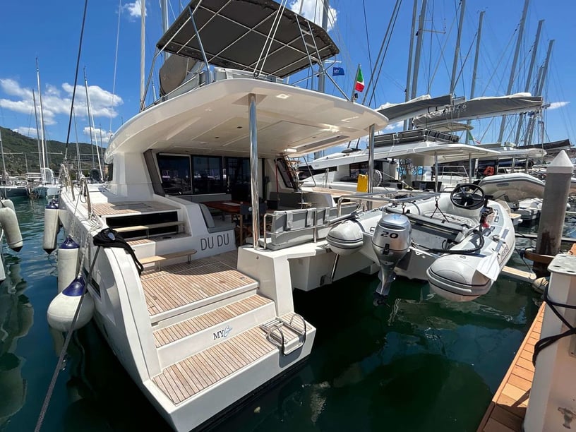 Salerno Katamaran 4 Kabine 8 Liegeplätze 10 Gäste 13.42 m Nummer des Inserats: #24128