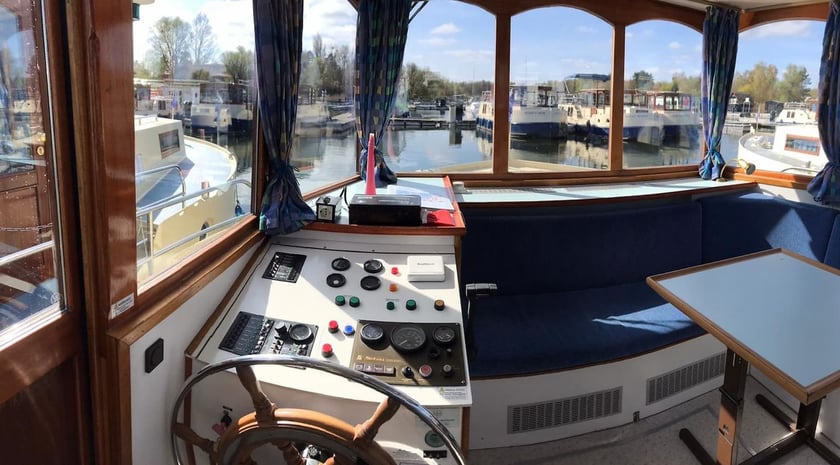 Rechlin Motorboat 1 cabin 3 berths 5 guests 9.4 m Listing Number: #24145 5