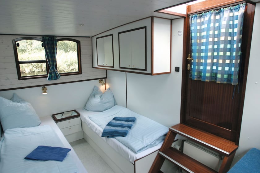 Rechlin Motorboat 1 cabin 3 berths 5 guests 9.4 m Listing Number: #24145 3