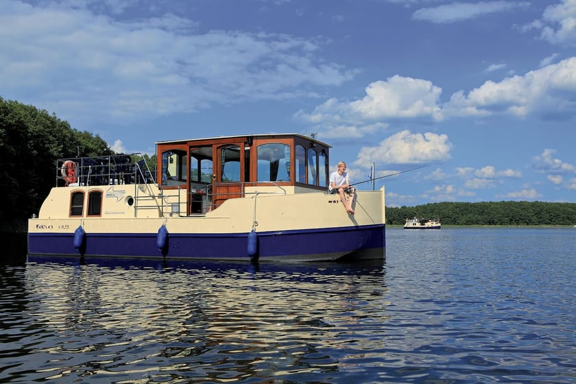 Rechlin Motorboat 1 cabin 3 berths 5 guests 9.4 m Listing Number: #24169 3