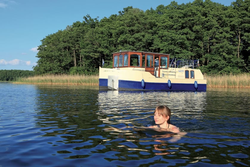 Rechlin Motorboat 1 cabin 3 berths 5 guests 9.4 m Listing Number: #24169 4