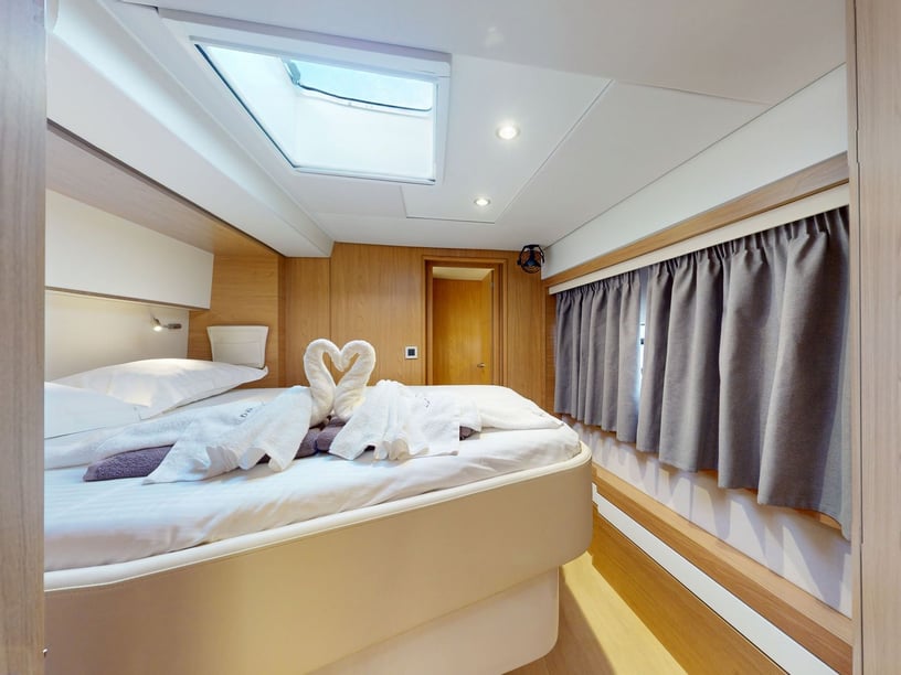 Lavrion Catamaran Cabine 8  Couchettes 12  Invités 12  16.95 m Numéro de l'annonce: #24217 2