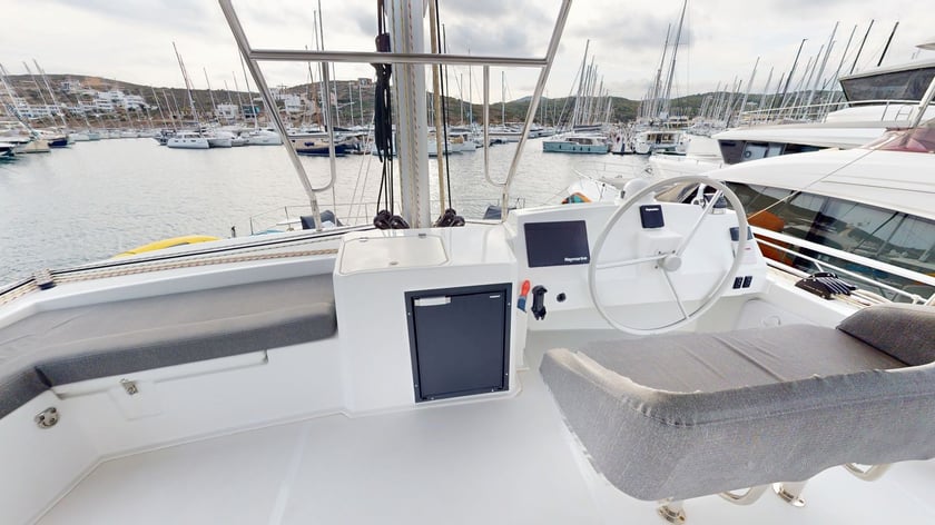 Lavrion Catamaran 8 cabin 12 berths 12 guests 16.95 m Listing Number: #24217 3