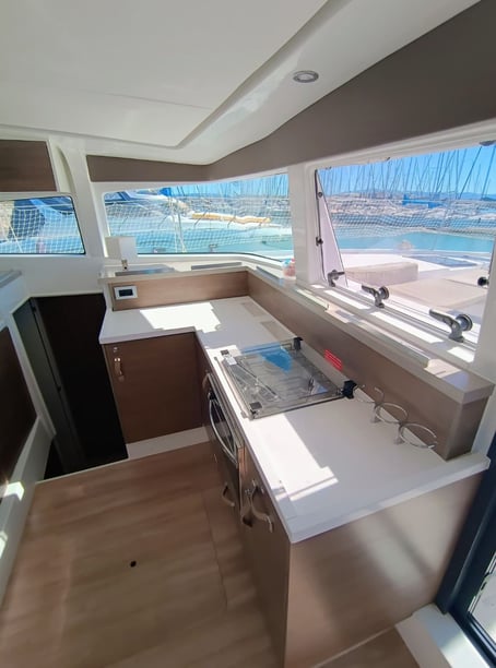 Capo d'Orlando Catamaran Cabine 4  8  slaapplaatsen 8  gasten 12.85 m Lijstnummer: #24248 5