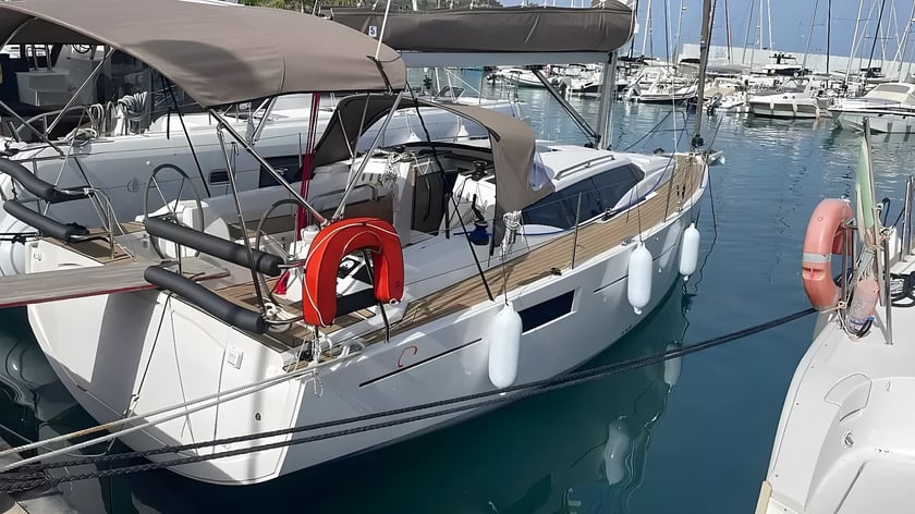 Capo d'Orlando Zeilboot Cabine 3  6  slaapplaatsen 6  gasten 11.55 m Lijstnummer: #24255 4