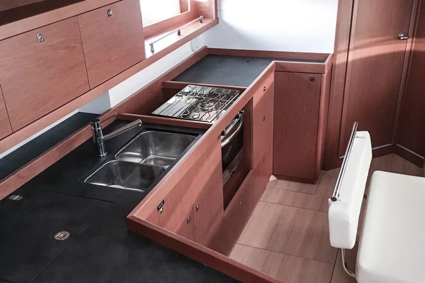 Tivat Barca a vela cabina 4  cuccette 8  10  ospiti 13.85 m Numero dell'inserzione: #24258 3