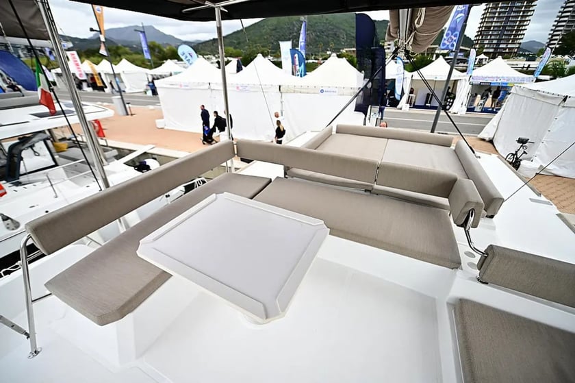 Salerne Catamaran Cabine 5  Couchettes 10  Invités 10  14.28 m Numéro de l'annonce: #24290 4