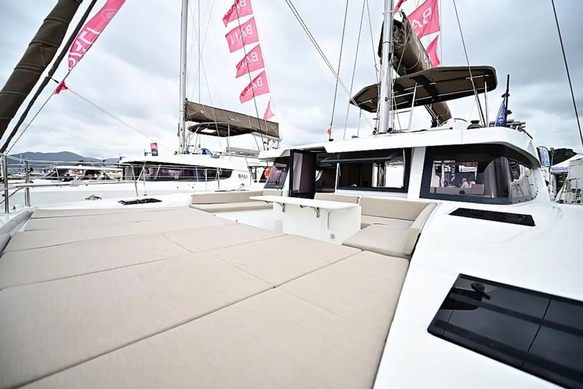 Salerne Catamaran Cabine 5  Couchettes 10  Invités 10  14.28 m Numéro de l'annonce: #24290