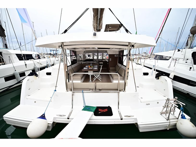 Salerno Catamarán Cabina 4  8  literas 8  invitados 12.31 m Número de anuncio: #24307
