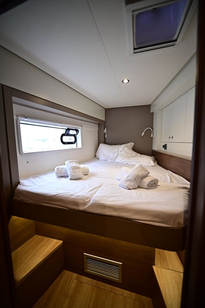 Salerne Catamaran Cabine 4  Couchettes 9  Invités 8  12.85 m Numéro de l'annonce: #24315 5