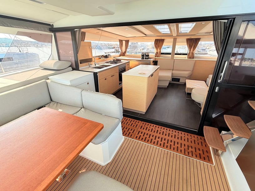 Sukošan Catamaran Cabine 7  Couchettes 14  Invités 14  15.54 m Numéro de l'annonce: #24333 2