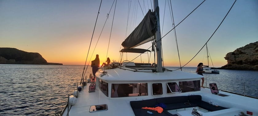 Ibiza Catamaran Cabine 6  Couchettes 12  Invités 12  13.96 m Numéro de l'annonce: #24352