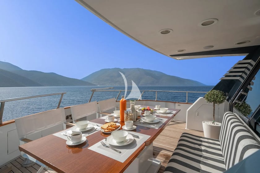 Sami Motorjacht Cabine 4  8  slaapplaatsen 8  gasten 23.92 m Lijstnummer: #24359 3