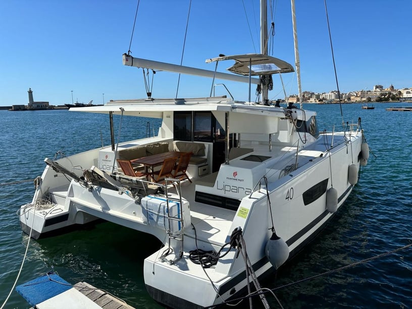 Cagliari Catamaran Cabine 4  8  slaapplaatsen 8  gasten 11.73 m Lijstnummer: #24463