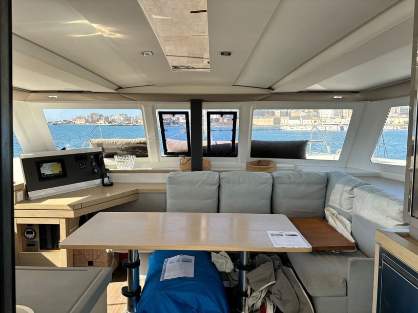 Cagliari Catamaran Cabine 4  8  slaapplaatsen 8  gasten 11.73 m Lijstnummer: #24463 2