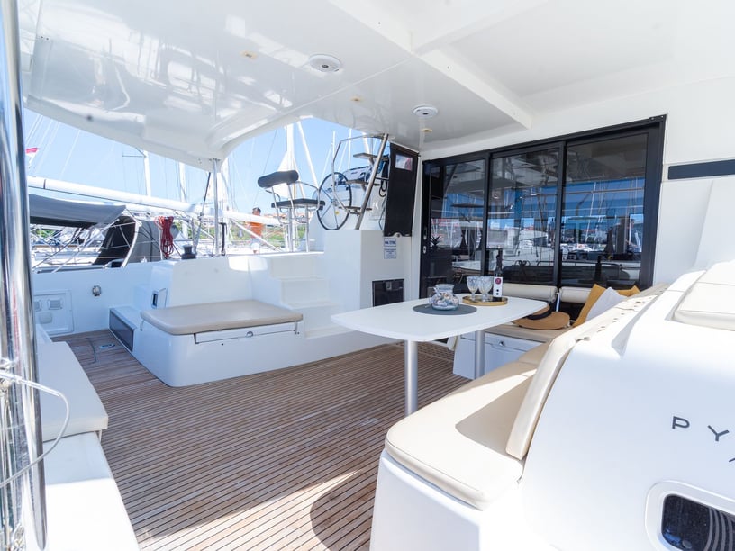 Pola Catamaran Cabine 6  Couchettes 10  Invités 10  12.94 m Numéro de l'annonce: #24543 4