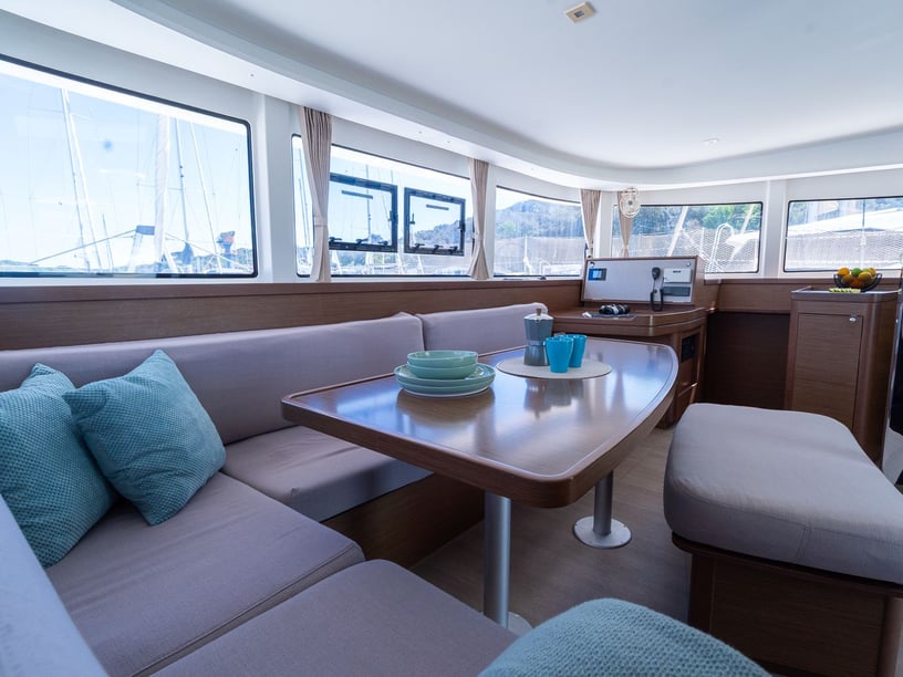 Pola Catamaran Cabine 6  Couchettes 10  Invités 10  12.94 m Numéro de l'annonce: #24543 2