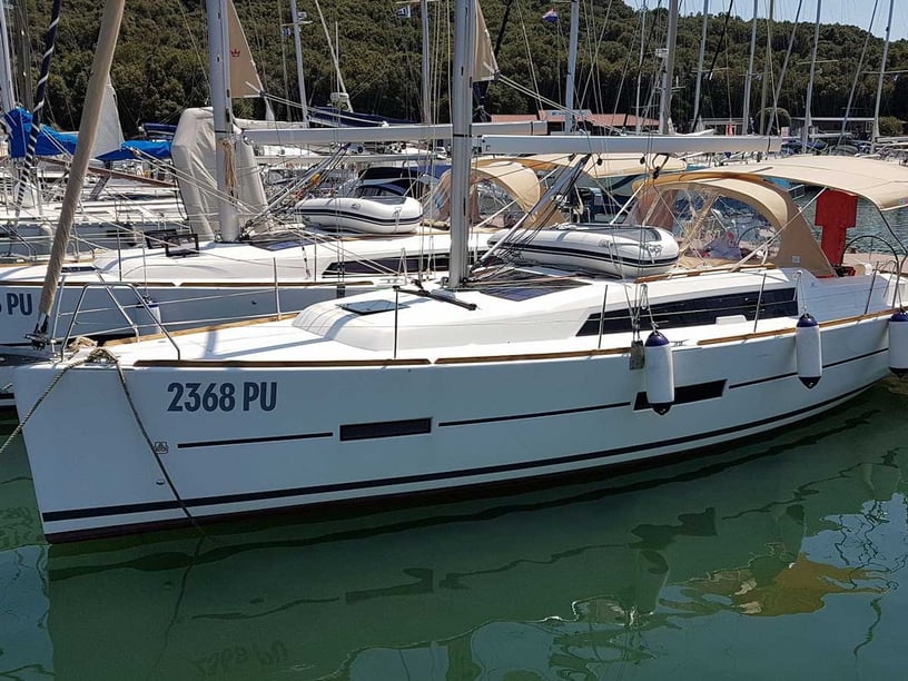 Pula Sailboat 3 cabin 8 berths 8 guests 11.23 m Listing Number: #24547