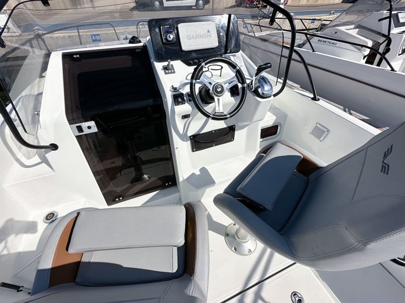 Barcelona Motorboat   10 guests 8.1 m Listing Number: #24559 5