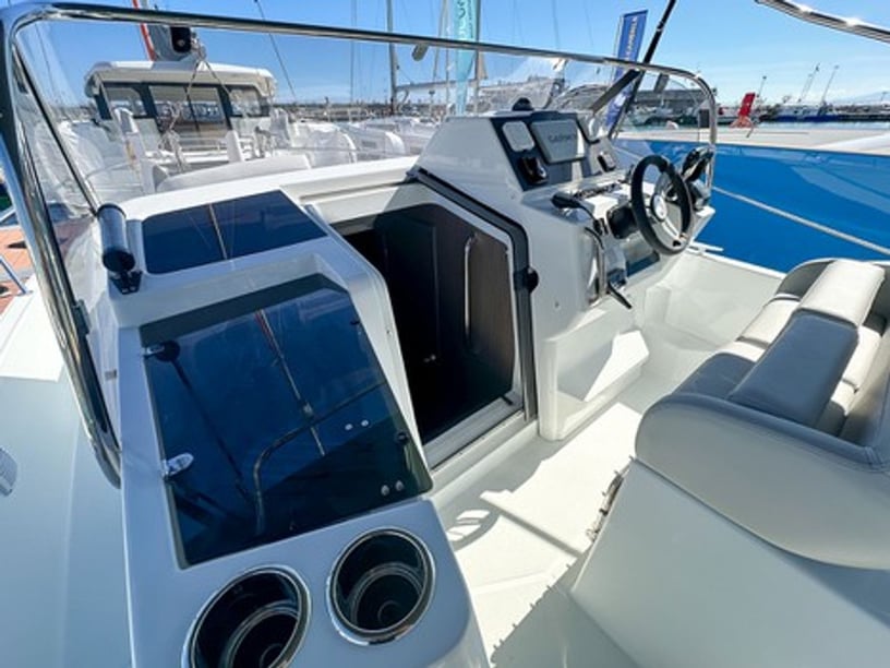 Cambrils Motorboat 2 cabin 4 berths 4 guests 9.1 m Listing Number: #24560 5