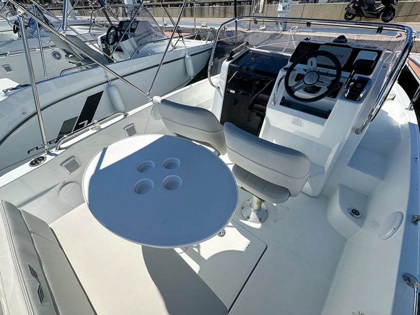 Cambrils Motorboat   6 guests 5.5 m Listing Number: #24562 2