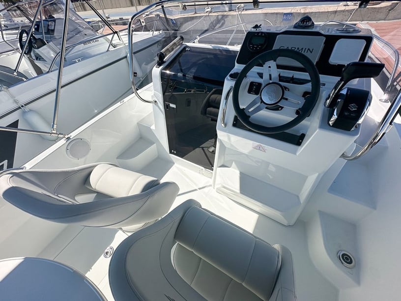 Cambrils Motorboat   6 guests 5.5 m Listing Number: #24562 3