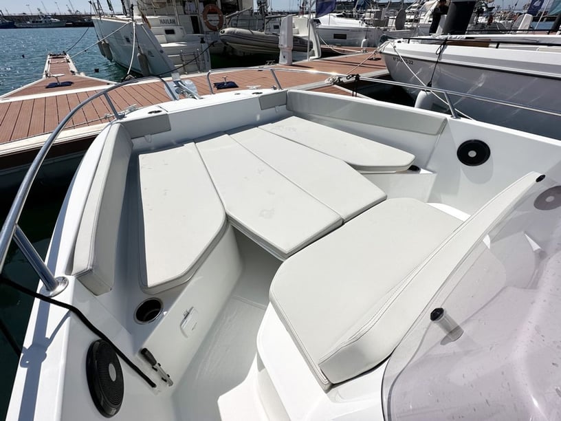 Cambrils Motorboat    6.96 m Listing Number: #24565 3