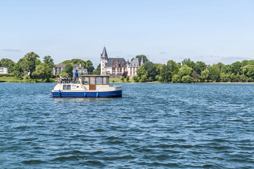 Malchin Motorboot 1 Kabine 3 Liegeplätze 5 Gäste 9.4 m Nummer des Inserats: #24614 3