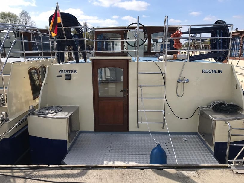 Motorboat 1 cabin 3 berths 5 guests 9.4 m Listing Number: #24630 4