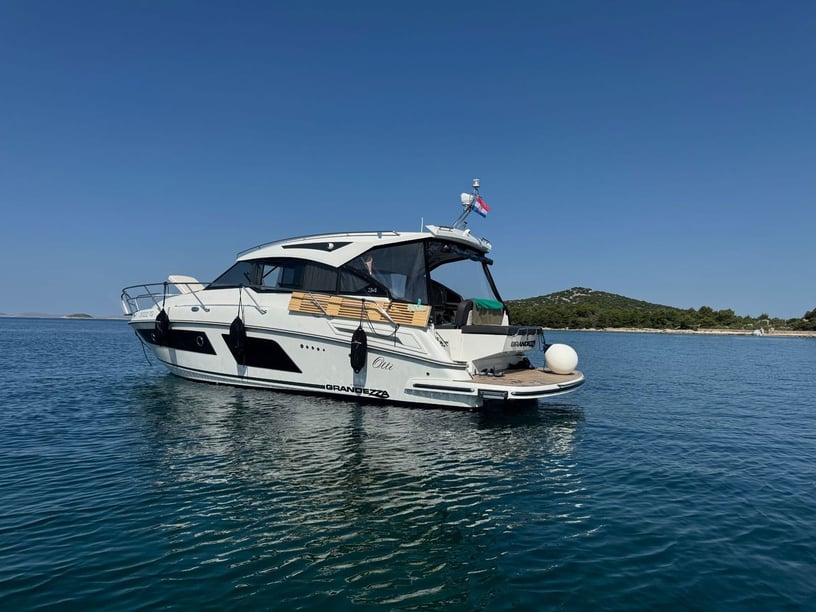 Trogir Sürat Teknesi 2 kabin Konaklama 4 kişi Seyir 6 kişi 10.03 m İlan No: #24701